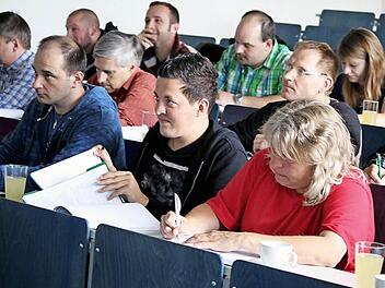 Einmal in der Woche drücken die Mitarbeiter von FTE bei Professoren in Coburg die Schulbank. Foto: Hochschule Coburg