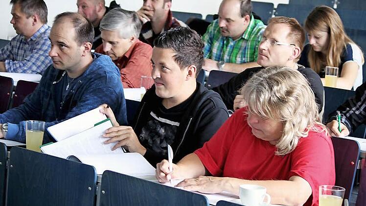 Einmal in der Woche drücken die Mitarbeiter von FTE bei Professoren in Coburg die Schulbank. Foto: Hochschule Coburg