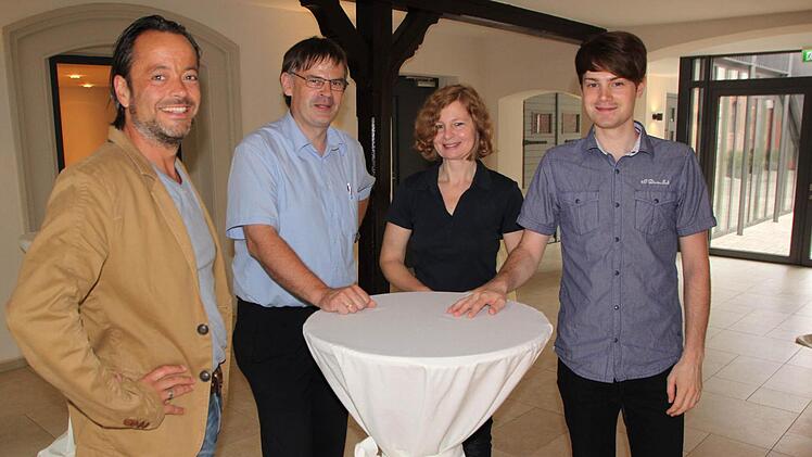 Architekt Harald Quinger sowie Hans-Peter, Christine und Johannes Greßano freuen sich im neuen Fojer des Gasthofs über den "Goldenen Ammoniten".