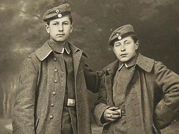 Der spätere Bürgermeister von Völkersleier, Ludwig Koberstein (links), als junger Soldat zusammen mit seinem Kameraden. Das Foto entstand 1917 auf dem Truppenübungsplatz von Lager Hammelburg. Fotos: Gerd Schaar