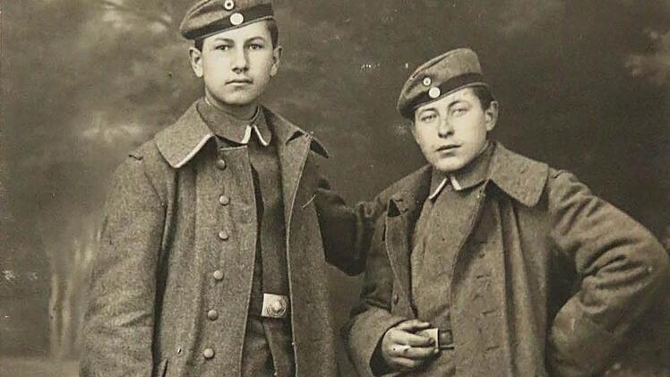 Der spätere Bürgermeister von Völkersleier, Ludwig Koberstein (links), als junger Soldat zusammen mit seinem Kameraden. Das Foto entstand 1917 auf dem Truppenübungsplatz von Lager Hammelburg. Fotos: Gerd Schaar