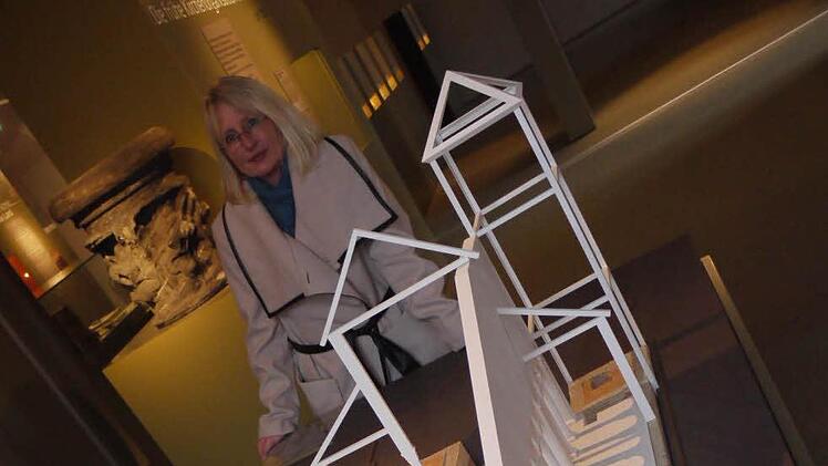 Susanne Fische über dem Modell des ersten Bamberger Doms. Foto: FT