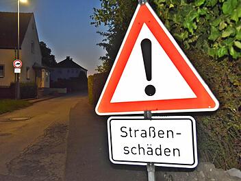 Große Risse, breite Fugen und viele Schlaglöcher "zieren" die Industriestraße. Die Straße soll nun erstmalig gemäß des Bebauungsplans hergestellt werden.  Foto: Gabi Arnold