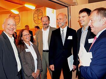 Alles was Rang und Namen hat, kam zum "Silbernen Jubiläum" der Heiligenfeld Kliniken. Vor 25 Jahren, im August 1990, entstand aus dem Motel Bismarck das heutige Mutterhaus der Heiligenfeld Kliniken, von links Dr. Joachim Galuska, Maria und Fritz Lang, Oberbürgermeistger Kay Blankenburg, Michael Lang und Landrat Thomas Bold.  Foto: Peter Rauch