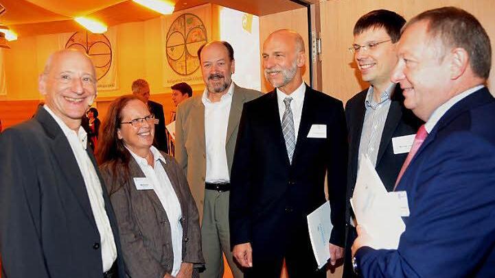 Alles was Rang und Namen hat, kam zum "Silbernen Jubiläum" der Heiligenfeld Kliniken. Vor 25 Jahren, im August 1990, entstand aus dem Motel Bismarck das heutige Mutterhaus der Heiligenfeld Kliniken, von links Dr. Joachim Galuska, Maria und Fritz Lang, Oberbürgermeistger Kay Blankenburg, Michael Lang und Landrat Thomas Bold.  Foto: Peter Rauch