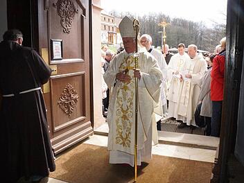 Bischof Friedhelm Hofmann nahm die Öffnung der Heiligen Pforte auf dem Kreuzberg vor. Er betrat als erster die Klosterkirche. Foto: Marion Eckert