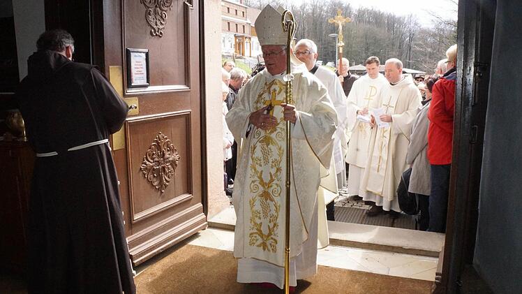 Bischof Friedhelm Hofmann nahm die Öffnung der Heiligen Pforte auf dem Kreuzberg vor. Er betrat als erster die Klosterkirche. Foto: Marion Eckert
