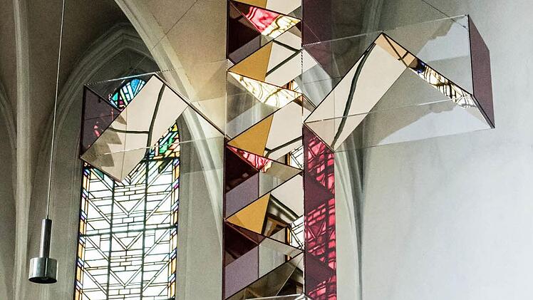 "Die goldene Himmelsleiter" von Ludger Linse schwebt im Chorraum der Coburger Heilig-Kreuz-Kirche. Foto: Jochen Berger