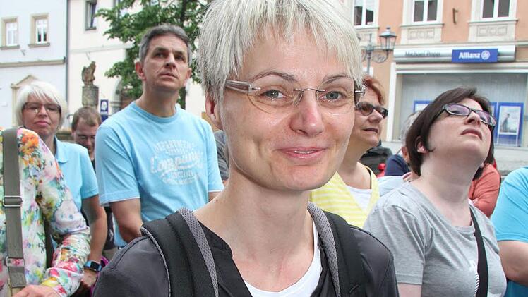 Helga Lormes staunte über die vielen Inschriften in der Oberen Stadt, die sie so noch nie gesehen hatte. Foto: Sonny Adam