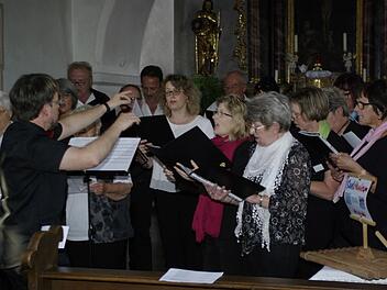 Die Westheimer Frauen von "Chor-Act" (Foto), die Rudolf Wurm dirigierte, begeisterten mit traditionellem Liedgut und neuer geistlicher Musik wie Gesängen aus Taizé. Foto: Winfried Ehling