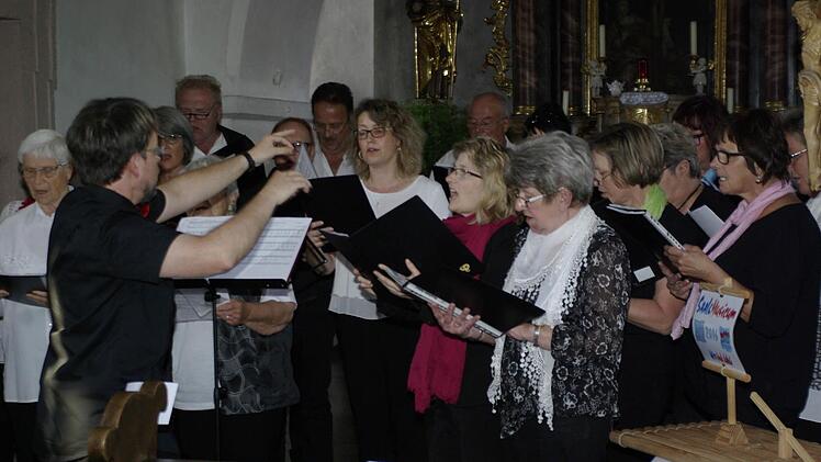 Die Westheimer Frauen von "Chor-Act" (Foto), die Rudolf Wurm dirigierte, begeisterten mit traditionellem Liedgut und neuer geistlicher Musik wie Gesängen aus Taizé. Foto: Winfried Ehling