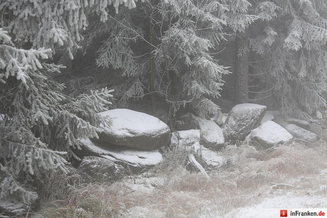 Erster Neuschnee am Ochsenkopf – Landschaft weiß überzuckert