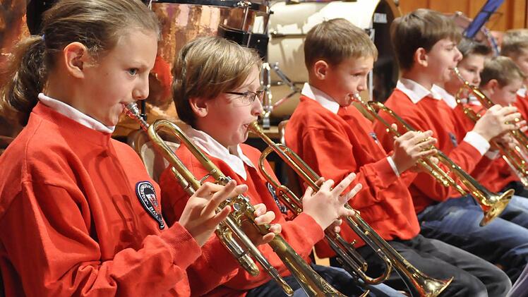 Noch nicht in Uniform, sondern in roten Sweat-Shirts, trat das Vororchester des Jugendmusikkorps der Stadt Bad Kissingen, unter der musikalischen Leitung von Bernd Hammer, auf. Foto: Peter Klopf