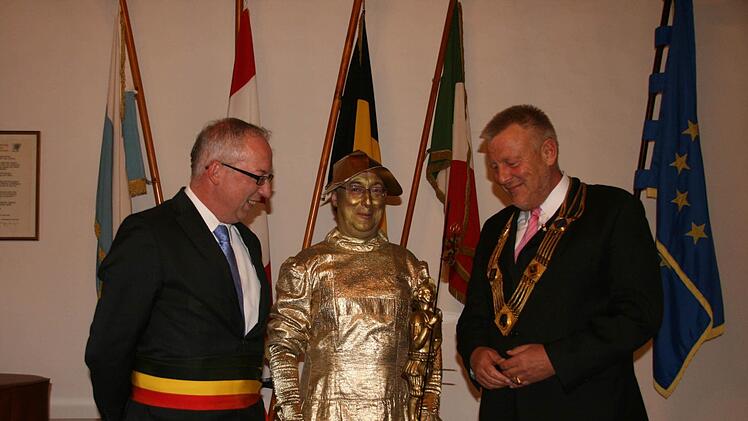 Feier zu "40 Jahre Partnerschaft Coburg - Oudenaarde" im Jahr 2012 (von links): Bürgermeister Marnic de Meulemeester, Nand Bruynooghe als Hansje de Kreijer und OB Norbert Kastner.  Foto: Simone Bastian
