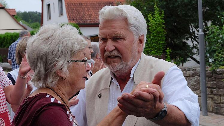 Die Blasmusik der Rhöner Biermusikanten spielte auf, die Stammtischmitglieder jubelten. Ein Ehrentänzchen mit Ehefrau Helga war fällig. Foto: Gerd Schaar