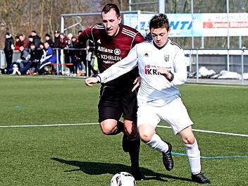 Aus dem Testspiel des FC Sand III gegen den FC Augsfeld (2:3): Der Augsfelder Johannes Derra (links) im Kampf um den Ball mit dem Sander Pit Panzer  Foto: G&uuml;nther Geiling