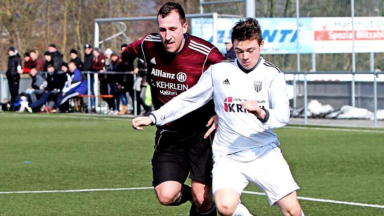 Aus dem Testspiel des FC Sand III gegen den FC Augsfeld (2:3): Der Augsfelder Johannes Derra (links) im Kampf um den Ball mit dem Sander Pit Panzer  Foto: G&uuml;nther Geiling