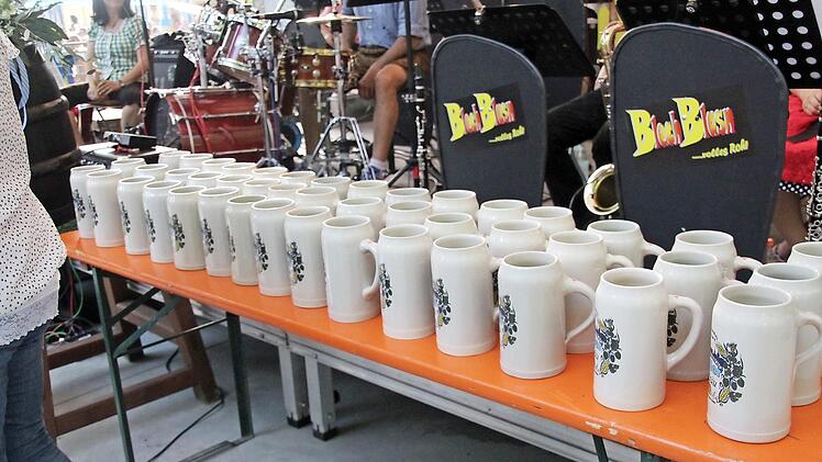 Bierkrüge warten auf Befüllung: Auch heuer kostet die Maß Festbier auf der Herzogenauracher Sommerkirchweih 7,80 Euro.  Foto: Archiv (mb)