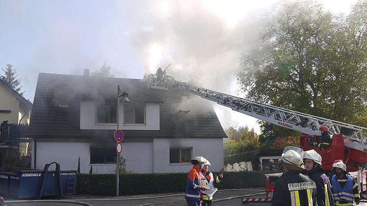130 Personen waren beim Brand des  Wohnhauses in Ahorn (Landkreis Coburg) im Einsatz.Fotos: Berthold Köhler
