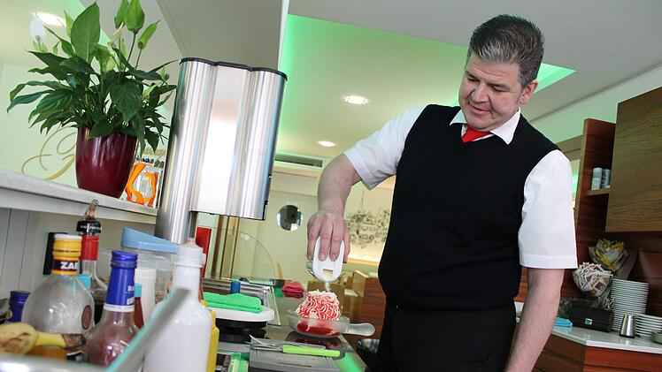 Mirko Fontana serviert in seiner Kronacher Eisdiele eine Portion Spaghetti-Eis, den italienischen Klassiker schlechthin. Foto: Teresa Hirschberg