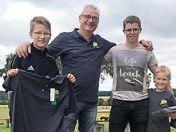 Das siegreiche Team: Silas Veth, Vorstand J&uuml;rgen Weigand, Philipp Baldauf und Manuel Zimmermann  Foto: Hannah Weigand