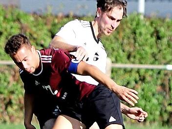 TSV Zell - RSV Unterschleichach. Der Zeller Christoph Herold (rechts) und der Unterschleichacher Kapit&auml;n Jonas Edwards (links) im packenden Duell um den Ball Foto: G&uuml;nther Geiling