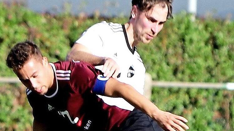 TSV Zell - RSV Unterschleichach. Der Zeller Christoph Herold (rechts) und der Unterschleichacher Kapit&auml;n Jonas Edwards (links) im packenden Duell um den Ball Foto: G&uuml;nther Geiling