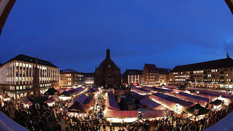 Im Dezember laden gerade wieder zahlreiche Winterdörfer, Advents- und Weihnachtsmärkte in Franken zu Kinderpunsch und Glühwein ein - wie hier auf dem Christkindlesmarkt im mittelfränkischen Nürnberg.