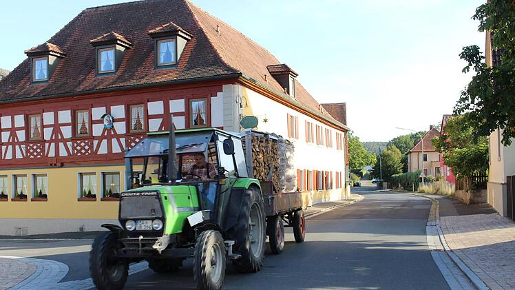Die Elsendorfer Ortsdurchfahrt wird vom Landkreis ausgebaut. Die Stadt hängt sich mit Gehsteigen, Kanal, Verkabelung und Straßenbeleuchtung an die Maßnahme an und hat entsprechende Mittel in den Haushalt eingestellt.Evi Seeger, Archiv
