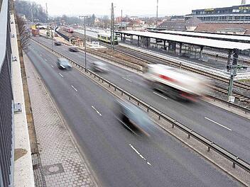 Das Landesamt für Umwelt hat keinen Messcontainer mehr, und die Stadt zurzeit kein Geld für eine Untersuchung - daher wird es vorerst keine Schadstoffmessungen auf dem Nordring geben.  Foto: Christoph Winter, Archiv