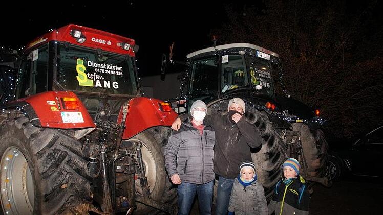 LsV-Organisator Christian Besler (rechts) freut sich mit einem Kollegen und seinen Kindern über die große Beteiligung der Landwirte. Foto: Joseph Beck