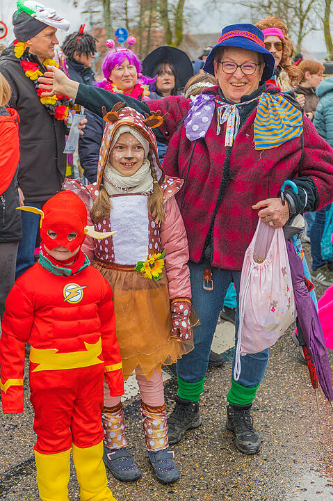 Buntes Faschingstreiben begeistert groß und klein.