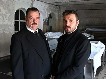 Peter Kurth (links) und Edin Hasanovic  geben in der Tragikomödie "Sterben für Beginner" den Bestatter und seinen Praktikanten.