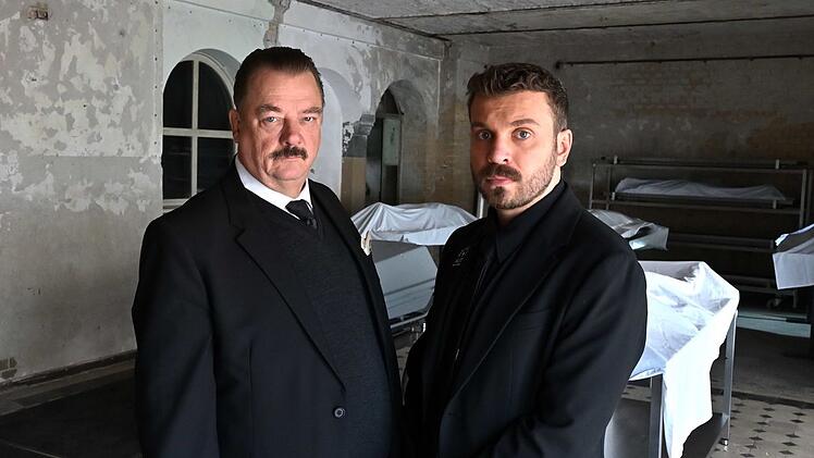 Peter Kurth (links) und Edin Hasanovic  geben in der Tragikomödie "Sterben für Beginner" den Bestatter und seinen Praktikanten.