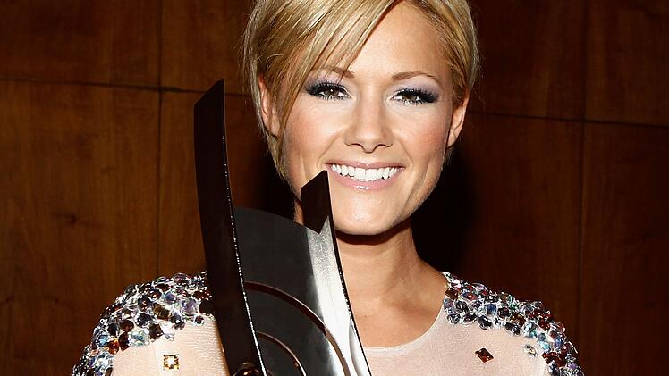 Bei der Echo-Verleihung 2012 gab's die Trophäe in der Kategorie "Deutschsprachiger Schlager". Es sollte nicht der letzte Preis sein: Den Bambi, die Goldene Kamera, die Eins der Besten, die Goldene Henne und die Krone der Volksmusik räumte Helene Fischer mehrfach ab. Mit dem Echo Pop wurde sie insgesamt 17 Mal ausgezeichnet - Rekord!