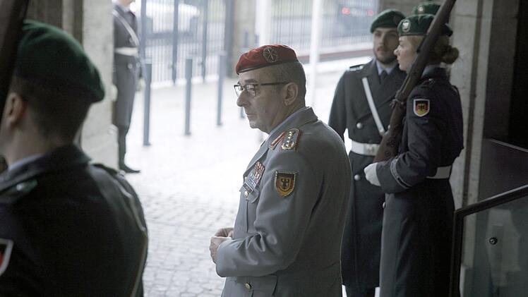 Carsten Breuer ist seit März 2023 17. Generalinspekteur der Bundeswehr. Damit hat er die Funktion als oberster Soldat der Bundesrepublik Deutschlands inne.