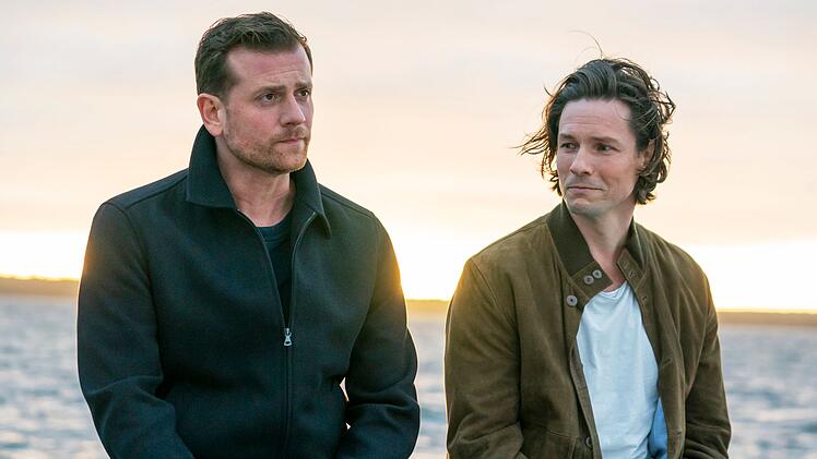 Paul (Christoph Schechinger, links) unterhält sich mit seinem Jugendfreund Aljoscha (Bert Tischendorf) über die ernsten Themen des Lebens. Darunter befindet sich für beide Männer das Thema Liebe und eine langjährige Beziehung.