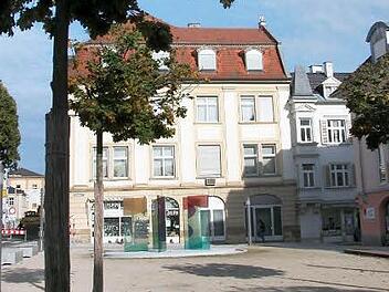 Die Bäume am Kliegl-Platz sterben ab. Eine Erneuerung bietet die Gelegenheit, auch gleich den Platz attraktiver zu machen. Foto: Thomas Ahnert