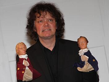 Martin Neubauer spürte viel Humorvolles und manch Kurioses aus der deutschen Literatur auf.  Foto: Gerda Völk