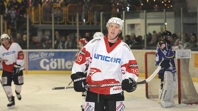 Soeben hat der sichtlich erschöpfte David Franek den 3:3-Ausgleich für die "Hawks" erzielt. Die richtige Freude des Torjägers, der zum 5:3-Erfolg über die "Mighty Dogs" auch noch drei Assists beisteuerte, kam erst wenig später auf der Bank.