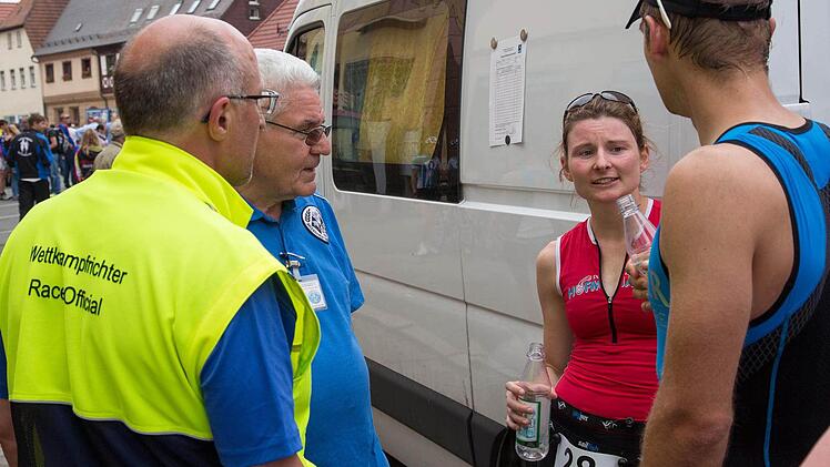 Juliane Müller im Gespräch mit Georg Welsch vom Bayerischen Triathlon Verband, der ihr ihre Disqualifiation mitteilte.