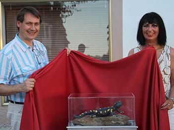 Bürgermeister Roland Wolfrum und Hermanita Espig enthüllten auf dem Stadtsteinacher Marktplatz den sprechenden Feuersalamander.  Foto: Sonny Adam