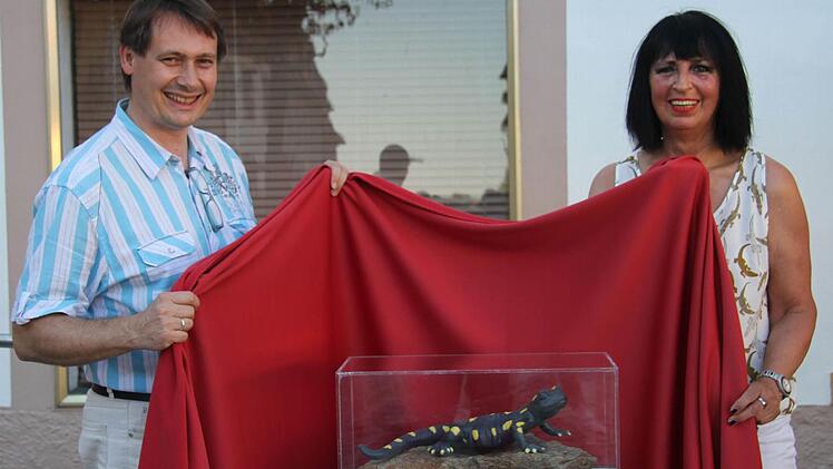 Bürgermeister Roland Wolfrum und Hermanita Espig enthüllten auf dem Stadtsteinacher Marktplatz den sprechenden Feuersalamander.  Foto: Sonny Adam