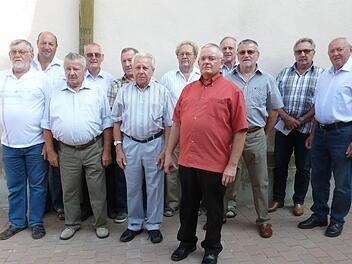 Sie führten die Arbeiten durch (von links): Walter Müller, Joachim Leitschuh, Herbert Kohlhepp (KiVerW), Erich Reidinger, Dieter Hämel, Georg Helmstädter (PGR), Gerhard Schneider, Theodor Busch (KiPflg.), Albert Müller, Gerhard Brust (KiVerW), Joachim Schmitt, Peter Schühler. Nicht auf dem Bild ist Gottfried Vogler.  Foto: Ursula Beck