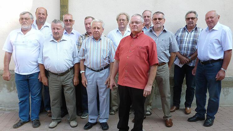 Sie führten die Arbeiten durch (von links): Walter Müller, Joachim Leitschuh, Herbert Kohlhepp (KiVerW), Erich Reidinger, Dieter Hämel, Georg Helmstädter (PGR), Gerhard Schneider, Theodor Busch (KiPflg.), Albert Müller, Gerhard Brust (KiVerW), Joachim Schmitt, Peter Schühler. Nicht auf dem Bild ist Gottfried Vogler.  Foto: Ursula Beck