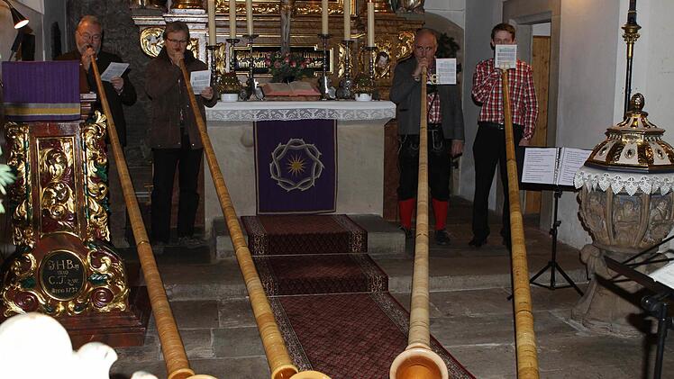 Die Alphornbläsergruppe aus dem Kulmbacher Raum war auch im Gotteshaus aktiv.  Foto: Michael Wunder
