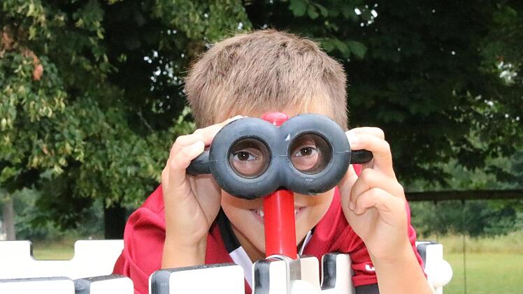 David schaut durch das Fernglas des Piratenschiffes. Ralf Ruppert