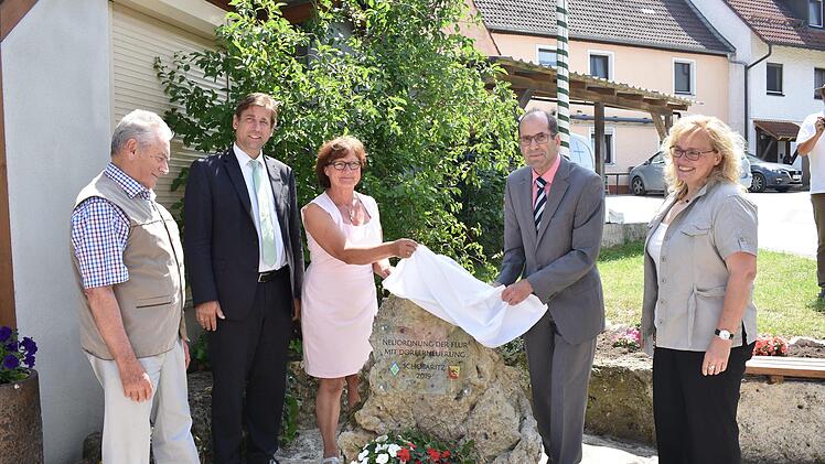 Symbolische Enthüllung eines  Gedenksteines,  die   Dorferneuerung  in Schoßaritz  gilt als geglückt.Petra Malbrich