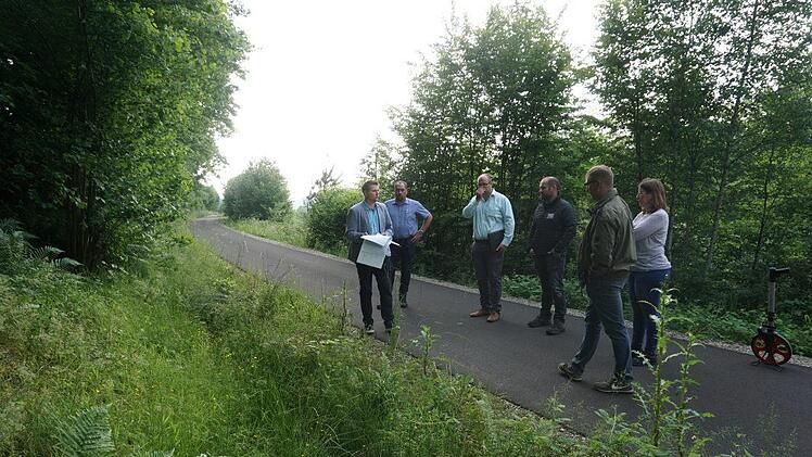 Die Mitglieder des Bauausschuss des Marktes Zeitlofs besichtigen mit  Bürgermeister Matthias Hauke den geplanten Standort für den künftigen  Rastplatz am  Rhönexpress Bahn-Radweg. Foto: Marion Eckert