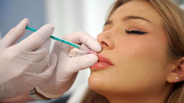 F&uuml;r die perfekten Lippen nimmt Reality-TV Star Melody schmerzhafte Spritzen in Kauf.